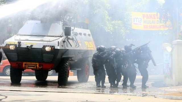 bombattackpoliceshootoutinindonesiancity